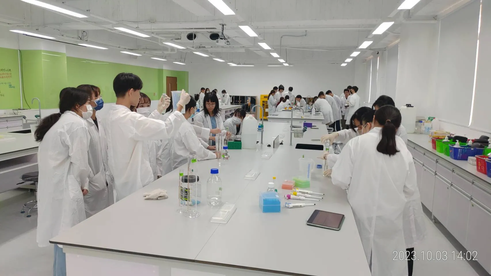 設置有大型實驗空間、儀器室及細胞培養室
目前由醫學檢驗技術學管理，用於學系基礎及專業臨床實驗課程使用。